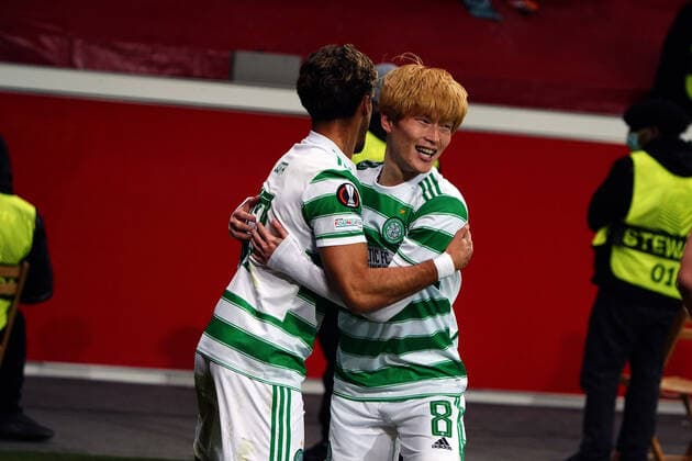 25 11 2021, Football , Season 21 22, Europa League ,Group Stage , Group G, Bayer 04 Leverkusen FC Celtic Glasgow Bayarena Leverkusen , jota ,Kyogo Furuhashi, both FC Celtic Glasgow cheer photo Chai von der Laage UEFA regulations prohibit any use of photographs as image sequences and or quasi video EDITORIAL USE ONLY