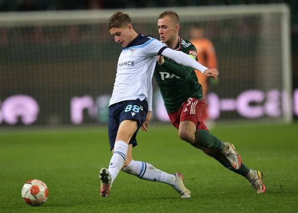 Russia Soccer Europa League Lokomotiv - Lazio 6704461 25.11.2021 Lazio s Toma Basic and Lokomotiv?s Dmitri Barinov struggle for the ball during the Europa League soccer match between Lokomotiv Moscow and Lazio Rome, in Moscow, Russia. Grigory Sysoev Sputnik Moscow Russia  Copyright: xGrigoryxSysoevx