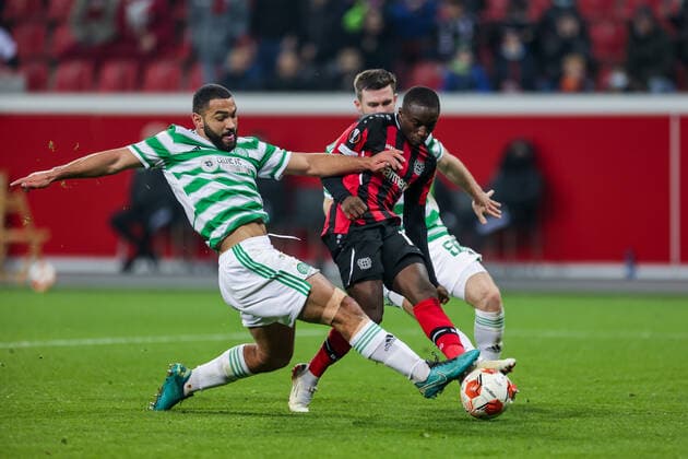 25 11 2021, Football, 2021 2022 season, Europa League, Matchday 5, Bayer 04 Leverkusen Celtic Glasgow, v l Cameron Carter Vickers Celtic Glasgow , Moussa Diaby Bayer 04 Leverkusen Photo Dennis Ewert RHR FOTO Leverkusen BayArena NRW Germany xRHR FOTO DEx