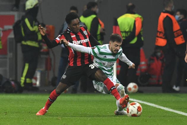 Jeremie Frimpong Bayer 04 Leverkusen in a duel with Josip Juranovic Celtic Glasgow 25 11 2021, Football, European League, Bayer 04 Leverkusen vs Celtic Glasgow UEFA REGULATES PROHIBIT ANY USE OF PHOTOGRAPHS AS IMAGE SEQUENCES AND OR QUASI VIDEO 25 11 2021, Football, European League, Bayer 04 Leverkusen vs Celtic Glasgow Leverkusen Copyright: xEibner-Pressefotox