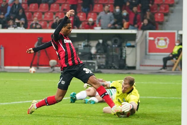 GER, UEFA EL Bayer 04 Leverkusen GER vs Celtic Glasgow SOC 25 11 2021, BayArena, Leverkusen, Europalegue, Grouphase, Matchday 5, GER, UEFA EL Bayer 04 Leverkusen GER vs Celtic Glasgow SOC , in picture Amine Adli Leverkusen 31 , just before goal is stopped by Joe Hart Celtic Glasgow 15 , . nordphotoxGmBHx xMeuter nph00351