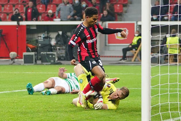 GER, UEFA EL Bayer 04 Leverkusen GER vs Celtic Glasgow SOC 25 11 2021, BayArena, Leverkusen, Europalegue, Grouphase, Matchday 5, GER, UEFA EL Bayer 04 Leverkusen GER vs Celtic Glasgow SOC , in picture Amine Adli Leverkusen 31 , just before goal is stopped by Joe Hart Celtic Glasgow 15 , . nordphotoxGmBHx xMeuter nph00351