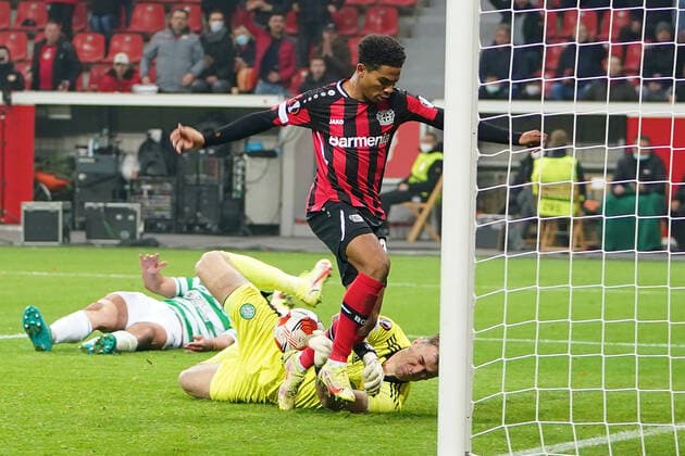 GER, UEFA EL Bayer 04 Leverkusen GER vs Celtic Glasgow SOC 25 11 2021, BayArena, Leverkusen, Europalegue, Grouphase, Matchday 5, GER, UEFA EL Bayer 04 Leverkusen GER vs Celtic Glasgow SOC , in picture Amine Adli Leverkusen 31 , just before goal is stopped by Joe Hart Celtic Glasgow 15 , . nordphotoxGmBHx xMeuter nph00351