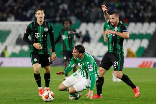 Real Betis Juan Mirand (C) in action against Ferencvaros Endre Botka (R) and Kristoffer Zachariassen (L) during a UEFA Europa League group G soccer match between Real Betis and Ferencvaros at Benito Villamarin stadium in Sevilla, southern Spain, 25 November 2021. Real Betis vs Ferencvaros !ACHTUNG: NUR REDAKTIONELLE NUTZUNG!  Copyright: xJulioxMunozx GRAF1674 20211125-42801d4e31314a6ae201b0689a8791a99d53c990