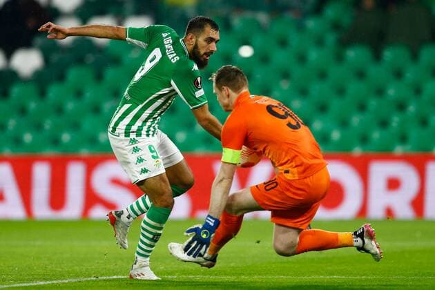 Mandatory Credit: Photo by Pressinphoto Shutterstock (12618144m) Borja Iglesias of Real Betis and Denes Dibusz of Ferencvaros Real Betis v Ferencvaros TC, UEFA Europa League 2021-2022, date 5. Football, Benito Villamarin Stadium, Sevilla, Spain - 25 Nov 2021 Editorial use only Real Betis v Ferencvaros TC, UEFA Europa League 2021-2022, date 5. Football, Benito Villamarin Stadium, Sevilla, Spain - 25 Nov 2021 Editorial use only  Copyright: xPressinphoto Shutterstockx 12618144m