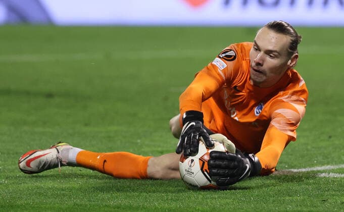 Genk s goalkeeper Maarten Vandevoordt fights for the ball during a soccer game between Croatian Dynamo Zagreb and Belgian KRC Genk, Thursday 25 November 2021 in Zagreb, Croatia, on the fifth day (out of six) in Group H of the UEFA Europa League group stage. VIRGINIExLEFOUR  x3143391x