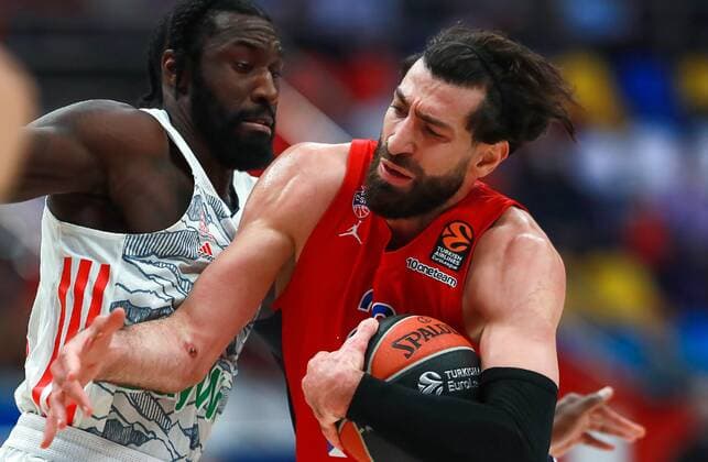 Russia Basketball Euroleague CSKA - Bayern 6704378 25.11.2021 Bayern?s Othello Hunter and CSKA?s Tornike Shengelia struggle for a ball during the Euroleague basketball match between CSKA Moscow and Bayern Munchen, in Moscow, Russia. Anton Denisov Sputnik Moscow Russia  Copyright: xAntonxDenisovx