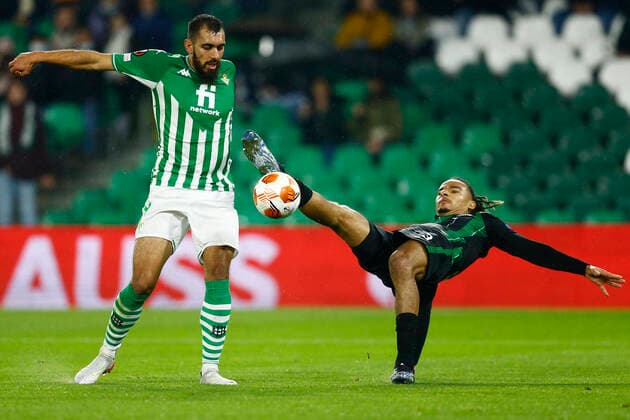 ESP: Real Betis-Ferencvaros. UEFA Europa League Borja Iglesias of Real Betis and Samy Mmaee of Ferencvaros during the UEFA Europa League match between Real Betis and Ferencvaros TC played at Benito Villamarin Stadium on November 25, 2021 in Sevilla, Spain. kpng Copyright: xAntonioxPozox xPRESSINPHOTOx AP_211125_008