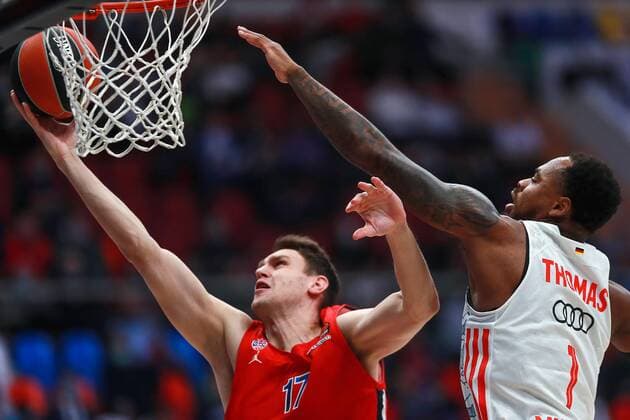 Russia Basketball Euroleague CSKA - Bayern 6704380 25.11.2021 CSKA?s Johannes Voigtmann tries to score against Bayern?s Deshaun Thomas during the Euroleague basketball match between CSKA Moscow and Bayern Munchen, in Moscow, Russia. Anton Denisov Sputnik Moscow Russia  Copyright: xAntonxDenisovx