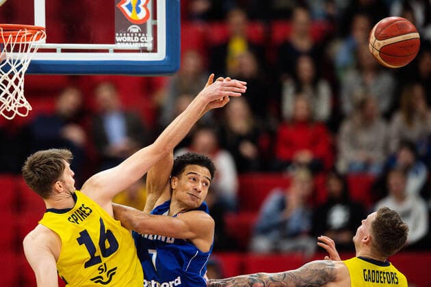 211125 Nicholas Spiers and Viktor Gaddefors of Sweden against Shawn Huff of Finland during the FIBA Basketball World Cup Qualifier game between Sweden and Finland on November 25, 2021 in Stockholm Photo Joel Marklund BILDBYRAN kod JM JM0229 bbeng basketball basketball vm kval kval fiba world cup qualifiers sweden Finland,  Copyright: JOELxMARKLUND BB211125JM016