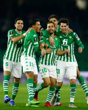Sport Bilder des Tages ESP: Real Betis-Ferencvaros. UEFA Europa League Sergio Canales of Real Betis celebrates his goal with his teammates during the UEFA Europa League match between Real Betis and Ferencvaros TC played at Benito Villamarin Stadium on November 25, 2021 in Sevilla, Spain. kpng Copyright: xAntonioxPozox xPRESSINPHOTOx AP_211125_011