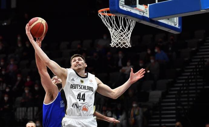 25 11 2021 Basketball International Qualifiers World Cup European Qualifiers Germany Germany vs Estonia Estonia David Krämer Kraemer 44, Germany ahead of Kristjan Kitsing 33, Estonia