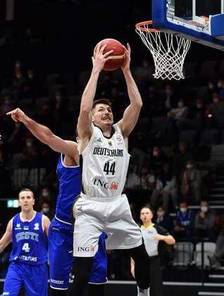 25 11 2021 Basketball International Qualifiers World Cup European Qualifiers Germany Germany vs Estonia Estonia David Krämer Kraemer 44, Germany ahead of Kristjan Kitsing 33, Estonia