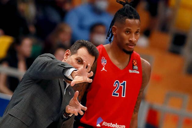 Russia Basketball Euroleague CSKA - Bayern 6704390 25.11.2021 CSKA s head coach Dimitrios Itoudis instructs Will Clyburn during the Euroleague basketball match between CSKA Moscow and Bayern Munchen, in Moscow, Russia. Anton Denisov Sputnik Moscow Russia  Copyright: xAntonxDenisovx