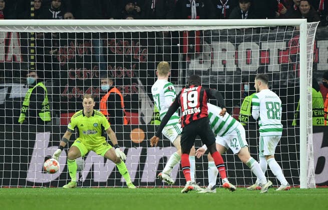 Moussa Diaby Bayer 04 Leverkusen , front center, scores the goal to 3 2, goalkeeper Joe Hart Celtic Glasgow is powerless 25 11 2021, Football GER, UEFA Europa League 2021 22, Group Stage, Matchday 5, Bayer 04 Leverkusen Celtic Glasgow, Photo Maik Hölter TEAM2sportphoto Leverkusen Nordrhein Westfalen Germany Team2