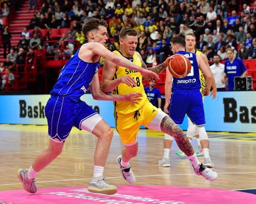 Finland s Shawn Huff and Sweden s Viktor Gaddefors during the Fiba World Cup European qualifier basketball match, 1st round Group C, between Sweden and Finland at Avicii Arena in Stockholm, Sweden November 25, 2021 STOCKHOLM Sweden x10030x,  Copyright: xJonasxEkströmer TTx BASKET WORLD CUP QUALIFIER SWE-FIN