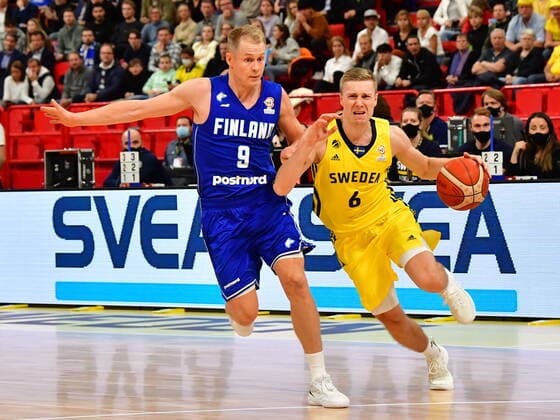 Finland s Sasu Salin and Sweden s Tobias Borg during the Fiba World Cup European qualifier basketball match, 1st round Group C, between Sweden and Finland at Avicii Arena in Stockholm, Sweden November 25, 2021 STOCKHOLM Sweden x10030x,  Copyright: xJonasxEkströmer TTx BASKET WORLD CUP QUALIFIER SWE-FIN
