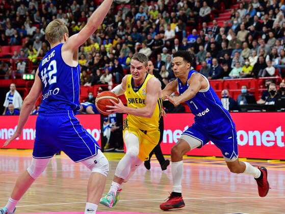 Finland s Daniel Dolenc and Shawn Huff tries to stop Sweden s Ludde Hakanson during the Fiba World Cup European qualifier basketball match, 1st round Group C, between Sweden and Finland at Avicii Arena in Stockholm, Sweden November 25, 2021 STOCKHOLM Sweden x10030x,  Copyright: xJonasxEkströmer TTx BASKET WORLD CUP QUALIFIER SWE-FIN
