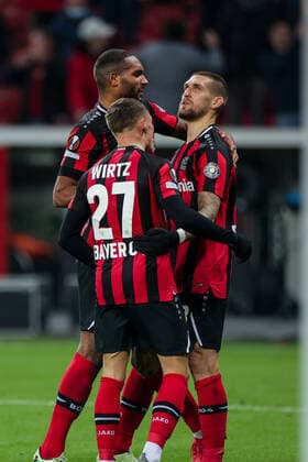 25 11 2021, Football, 2021 2022 season, Europa League, Matchday 5, Bayer 04 Leverkusen Celtic Glasgow, Bayer Leverkusen players celebrate goal to make it 2 2 by Robert Andrich Bayer 04 Leverkusen photo Dennis Ewert RHR FOTO Leverkusen BayArena NRW Germany xRHR FOTO DEx