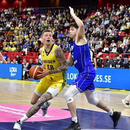 Sweden s Viktor Gaddefors against Finland s Topias Palmi during the Fiba World Cup European qualifier basketball match, 1st round Group C, between Sweden and Finland at Avicii Arena in Stockholm, Sweden November 25, 2021 STOCKHOLM Sweden x10030x,  Copyright: xJonasxEkströmer TTx BASKET WORLD CUP QUALIFIER SWE-FIN