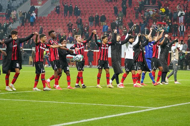 GER, UEFA EL Bayer 04 Leverkusen GER vs Celtic Glasgow SOC 25 11 2021, BayArena, Leverkusen, Europalegue, Grouphase, Matchday 5, GER, UEFA EL Bayer 04 Leverkusen GER vs Celtic Glasgow SOC , in the picture after the match the players of Leverkusen say goodbye to the fans nordphotoxGmBHx xMeuter nph00351