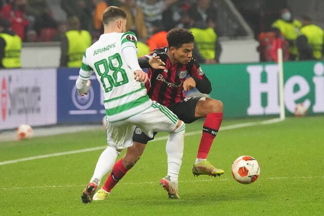 GER, UEFA EL Bayer 04 Leverkusen GER vs Celtic Glasgow SOC 25 11 2021, BayArena, Leverkusen, Europalegue, group stage, matchday 5, GER, UEFA EL Bayer 04 Leverkusen GER vs Celtic Glasgow SOC , pictured Josip Juranovic Celtic Glasgow 88 , one-on-one with Amine Adli Leverkusen 31 , nordphotoxGmBHx xMeuter nph00351