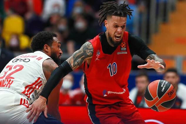 Russia Basketball Euroleague CSKA - Bayern 6704470 25.11.2021 CSKA?s Daniel Hackett, right, controls a ball during the Euroleague basketball match between CSKA Moscow and Bayern Munchen, in Moscow, Russia. Anton Denisov Sputnik Moscow Russia  Copyright: xAntonxDenisovx
