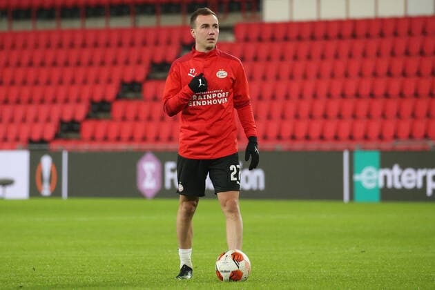 Eindhoven, Netherlands 25 November 2021 Europa League 2021 2022 PSV Eindhoven vs Sturm Graz Mario Goetze Götze PSV Eindhoven gestures on the pitch Philips Stadion Copyright: xFotostandx xvanxderxVeldenx