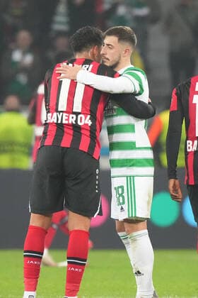 GER, UEFA EL Bayer 04 Leverkusen GER vs Celtic Glasgow SOC 25 11 2021, BayArena, Leverkusen, Europalegue, group stage, matchday 5, GER, UEFA EL Bayer 04 Leverkusen GER vs Celtic Glasgow SOC , pictured Nadiem Amiri Leverkusen 11 , Tom Rogic Celtic Glasgow 18 , say goodbye. nordphotoxGmBHx xMeuter nph00351