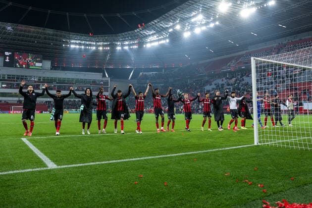 25 11 2021, Football, 2021 2022 season, Europa League, Matchday 5, Bayer 04 Leverkusen Celtic Glasgow, Bayer Leverkusen players celebrate home win with fans Photo Dennis Ewert RHR PHOTO Leverkusen BayArena NRW Germany xRHR PHOTO ENx