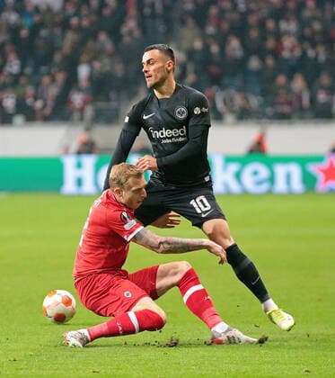 25 11 2021, xovx, football UEFA Europa League, Eintracht Frankfurt Royal Antwerpen v l Ritchie De Laet Royal Antwerpen , Filip Kostic Eintracht Frankfurt DFL DFB REGULATIONS PROHIBIT ANY USE OF PHOTOGRAPHS as IMAGE SEQUENCES and or QUASI VIDEO emspor Frankfurt
