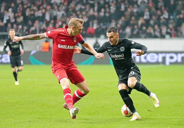 25 11 2021, xovx, football UEFA Europa League, Eintracht Frankfurt Royal Antwerpen v l Ritchie De Laet Royal Antwerpen , Filip Kostic Eintracht Frankfurt DFL DFB REGULATIONS PROHIBIT ANY USE OF PHOTOGRAPHS as IMAGE SEQUENCES and or QUASI VIDEO emspor Frankfurt