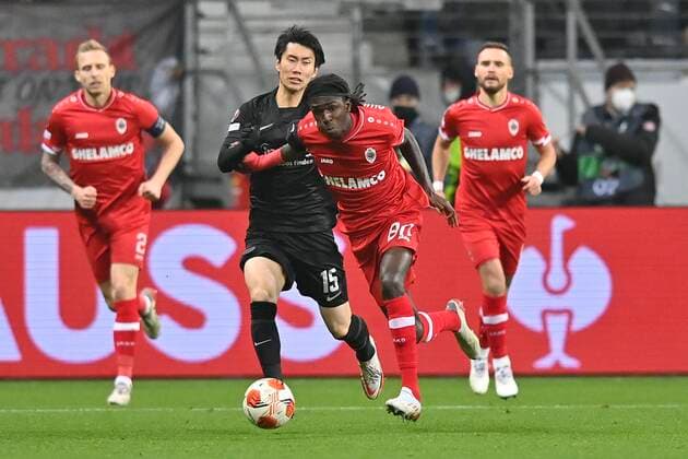 FRANKFURT, GERMANY - NOVEMBER 25 : Daichi Kamada midfielder of Eintracht Frankfurt and Pierre Junior Dwomoh forward of Antwerp FC during the UEFA Europa League Group stage D match between Eintracht Frankfurt and Royal Antwerp FC on November 25, 2021 in Frankfurt, Germany, 25 11 21 ( Frankfurt v Antwerp FC - UEFA Europa League PhotoNews Panoramic 