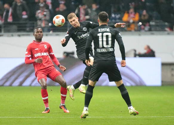 25 11 2021, xovx, football UEFA Europa League, Eintracht Frankfurt Royal Antwerp v l Ally Samatta Royal Antwerpen , Kristijan Jakic Eintracht Frankfurt , Filip Kostic Eintracht Frankfurt DFL DFB REGULATIONS PROHIBIT ANY USE OF PHOTOGRAPHS as IMAGE SEQUENCES and or QUASI VIDEO emspor Frankfurt