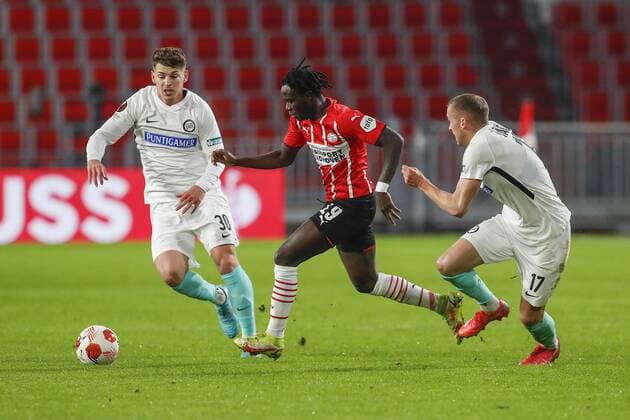 EINDHOVEN - 25-11-2021, Philips stadion. Europa League, season 2021-2022. during the match PSV - Sturm Graz. Sturm Graz player Ivan Ljubic, PSV player Bruma, Sturm Graz player Lukas Jager PSV - Sturm Graz  x14465201x Copyright:
