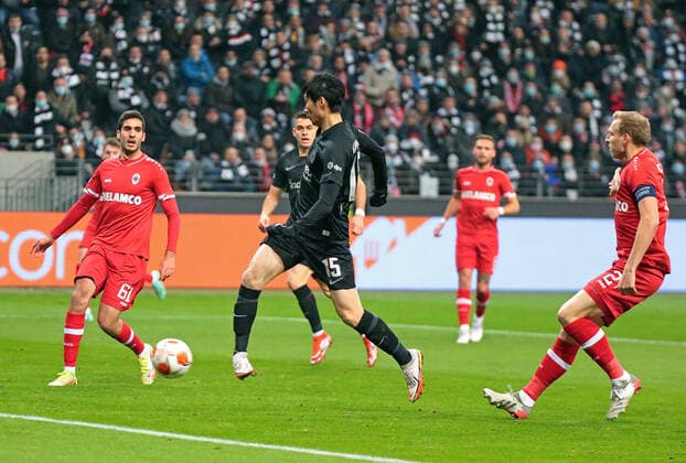 25 11 2021, xovx, football UEFA Europa League, Eintracht Frankfurt Royal Antwerp v l Dinis Almeida Royal Antwerpen , Daichi Kamada Eintracht Frankfurt with the goal to 1 0, Ritchie De Laet Royal Antwerpen DFL DFB REGULATIONS PROHIBIT ANY USE OF PHOTOGRAPHS as IMAGE SEQUENCES and or QUASI VIDEO emspor Frankfurt