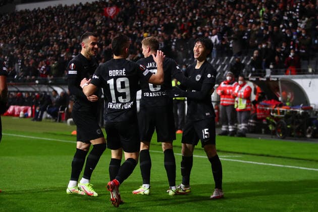Frankfurt goal celebration after scoring 1 0 against Antwerp, from left Filip Kostic Frankfurt , Rafael Borre Frankfurt , Kristijan Jakic Frankfurt , goal scorer Daichi Kamada Frankfurt Eintracht Frankfurt vs Royal Antwerpen, Football, Uefa Europa League, 25 11 2021 Eintracht Frankfurt vs Royal Antwerpen, Football, Uefa Europa League, 25 11 2021 Frankfurt Copyright: xEibner-Pressefotox EP_RWS
