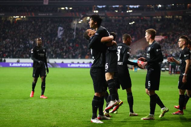 Timothy Chandler Frankfurt lifts Daichi Kamada Frankfurt after his goal to make it 1 0 against Antwerp Eintracht Frankfurt vs Royal Antwerpen, football, Uefa Europa League, 25 11 2021 Eintracht Frankfurt vs Royal Antwerpen, football, Uefa Europa League, 25 11 2021 Frankfurt Copyright: xEibner-Pressefotox EP_RWS