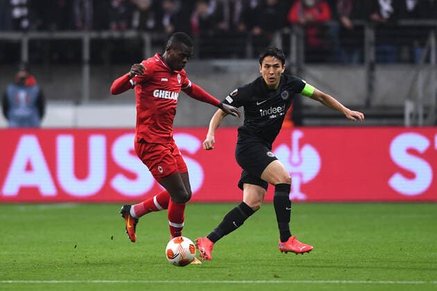 Football Europa League Matchday 5 Eintracht Frankfurt Royal Antwerp FC on 25 11 2021 at Deutsche Bank Park in Frankfurt Ally Mbwana Samatta Antwerp , left Makoto Hasebe Frankfurt , right. xHDx