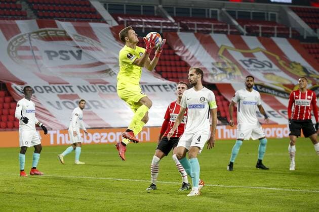 EINDHOVEN - 25-11-2021, Philips stadion. Europa League, season 2021-2022. during the match PSV - Sturm Graz. Sturm Graz goalkeeper Jorg Siebenhandi, PSV player Mario Gotze, Sturm Graz player Jon Stankovic PSV - Sturm Graz  x14465284x Copyright: