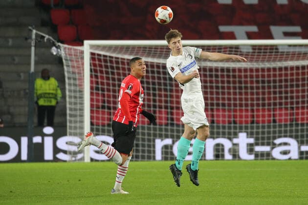 Eindhoven, Netherlands 25 November 2021 Europa League 2021 2022 PSV Eindhoven vs Sturm Graz v li in duel Carlos Vinicius PSV Eindhoven and David Affengruber Sturm Graz Philips Stadium Copyright: xFotostandx xvanxderxVeldenx