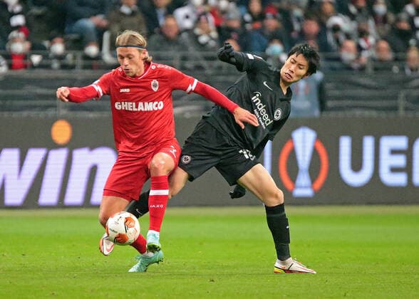 25 11 2021, xovx, football UEFA Europa League, Eintracht Frankfurt Royal Antwerp v l Viktor Fischer Royal Antwerp , Daichi Kamada Eintracht Frankfurt DFL DFB REGULATES PROHIBIT ANY USE OF PHOTOGRAPHS as IMAGE SEQUENCES and or QUASI VIDEO emspor Frankfurt