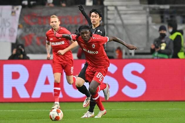 FRANKFURT, GERMANY - NOVEMBER 25 : Daichi Kamada midfielder of Eintracht Frankfurt and Pierre Junior Dwomoh forward of Antwerp FC during the UEFA Europa League Group stage D match between Eintracht Frankfurt and Royal Antwerp FC on November 25, 2021 in Frankfurt, Germany, 25 11 21 ( Frankfurt v Antwerp FC - UEFA Europa League PhotoNews Panoramic 
