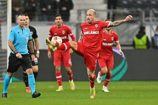 FRANKFURT, GERMANY - NOVEMBER 25 : Radja Nainggolan defender of Antwerp FC during the UEFA Europa League Group stage D match between Eintracht Frankfurt and Royal Antwerp FC on November 25, 2021 in Frankfurt, Germany, 25 11 21 ( Frankfurt v Antwerp FC - UEFA Europa League PhotoNews Panoramic 