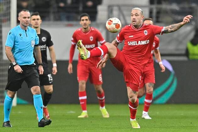 FRANKFURT, GERMANY - NOVEMBER 25 : Radja Nainggolan defender of Antwerp FC during the UEFA Europa League Group stage D match between Eintracht Frankfurt and Royal Antwerp FC on November 25, 2021 in Frankfurt, Germany, 25 11 21 ( Frankfurt v Antwerp FC - UEFA Europa League PhotoNews Panoramic 