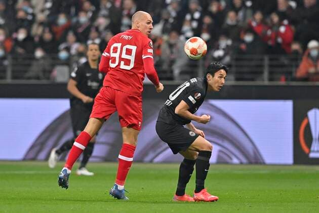 FRANKFURT, GERMANY - NOVEMBER 25 : Michael Frey forward of Antwerp FC and Makoto Hasebe defender of Eintracht Frankfurt during the UEFA Europa League Group stage D match between Eintracht Frankfurt and Royal Antwerp FC on November 25, 2021 in Frankfurt, Germany, 25 11 21 ( Frankfurt v Antwerp FC - UEFA Europa League PhotoNews Panoramic 