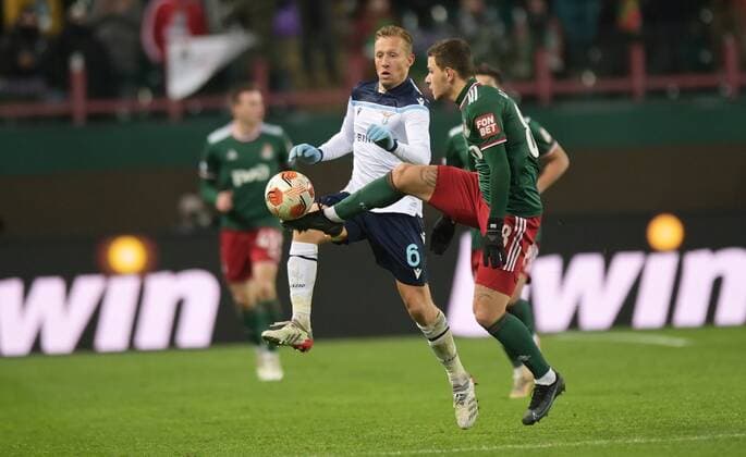 Russia Soccer Europa League Lokomotiv - Lazio 6704549 25.11.2021 Lokomotiv?s Vitali Lisakovich, right, hits the ball during the Europa League soccer match between Lokomotiv Moscow and Lazio Rome, in Moscow, Russia. Grigory Sysoev Sputnik Moscow Russia  Copyright: xGrigoryxSysoevx