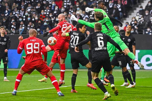 Antwerp s Michael Frey, Antwerp s Dorian Dessoleil, Eintracht s goalkeeper Kevin Trapp, Eintracht s Makoto Hasebe and Eintracht s Kristijan Jakic fight for the ball during a soccer game between German Eintracht Frankfurt and Belgian Royal Antwerp FC, Thursday 25 November 2021 in Frankfurt, Germany, game five (out of six) in Group D of the UEFA Europa League group stage. LAURIExDIEFFEMBACQ  x3143493x