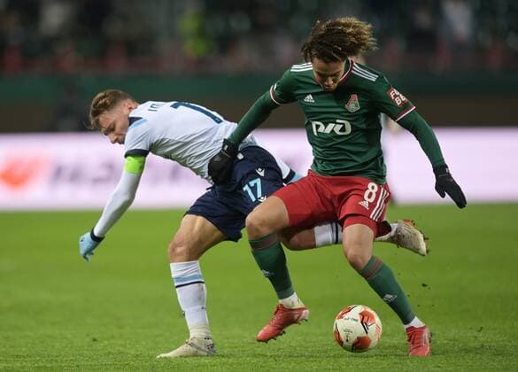 Russia Soccer Europa League Lokomotiv - Lazio 6704556 25.11.2021 Lazio s Ciro Immobile and Lokomotive s Alexis Beka Beka struggle for the ball during the Europa League soccer match between Lokomotiv Moscow and Lazio Rome, in Moscow, Russia. Grigory Sysoev Sputnik Moscow Russia  Copyright: xGrigoryxSysoevx