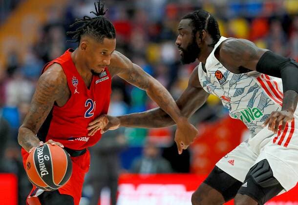 Russia Basketball Euroleague CSKA - Bayern 6704475 25.11.2021 CSKA?s Will Clyburn and Bayern?s Othello Hunter struggle for a ball during the Euroleague basketball match between CSKA Moscow and Bayern Munchen, in Moscow, Russia. Anton Denisov Sputnik Moscow Russia  Copyright: xAntonxDenisovx
